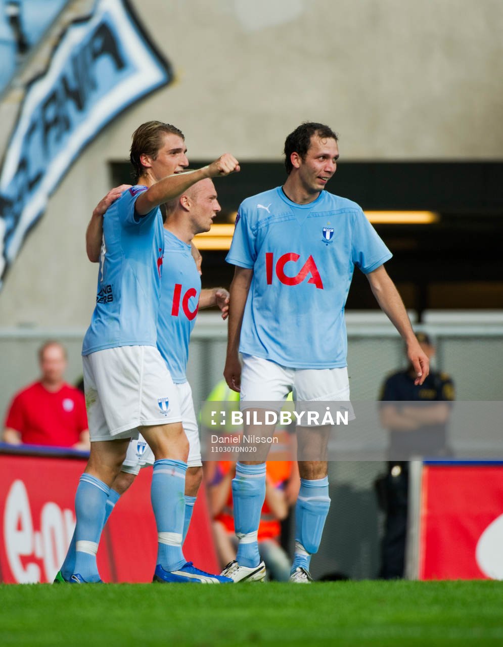   Daniel Larsson har gjort 2-0, jubel med Dardan Rexhepi och Miljan Mutavdzic.