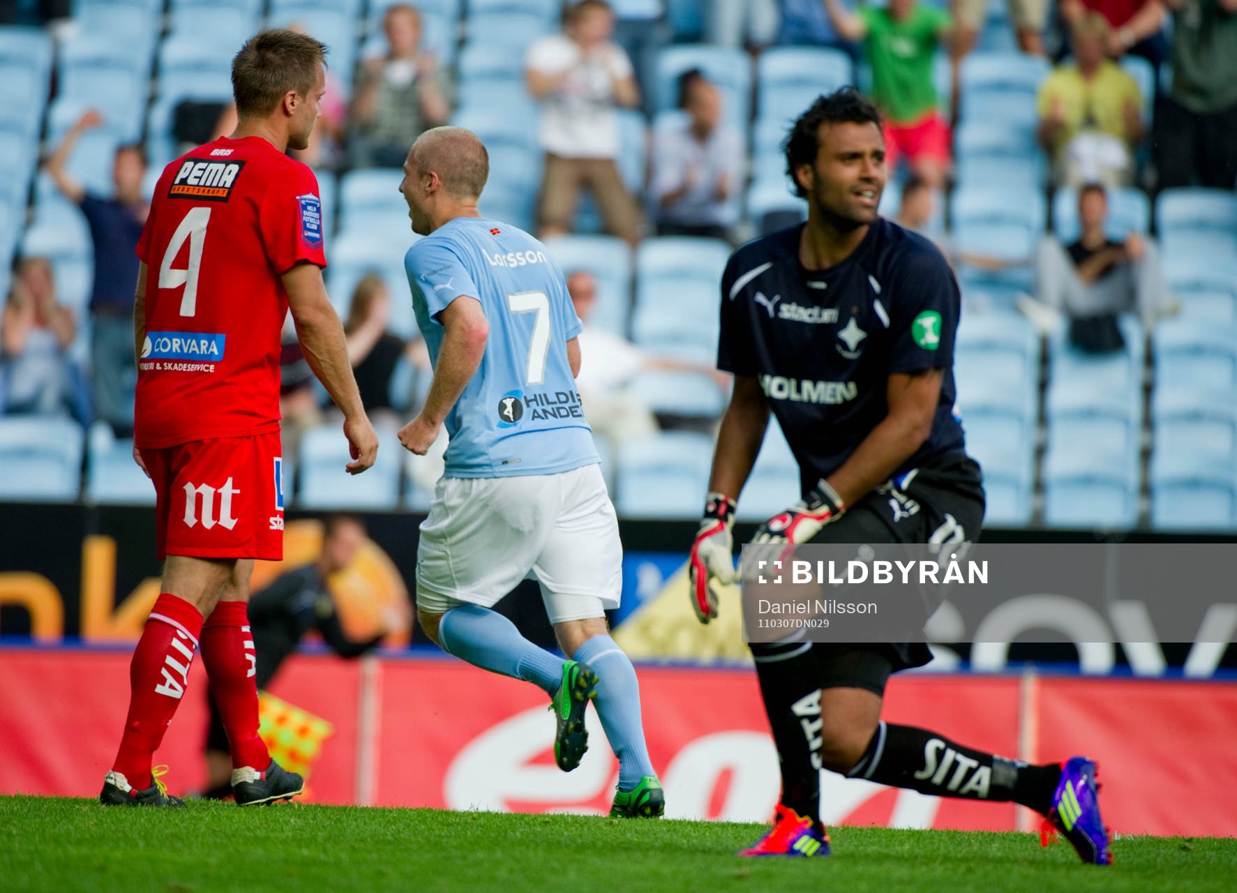   Daniel Larsson, Malmö jubel efter 2-0 bakom en deppande Abbas Hassan, målvakt Norrköping.