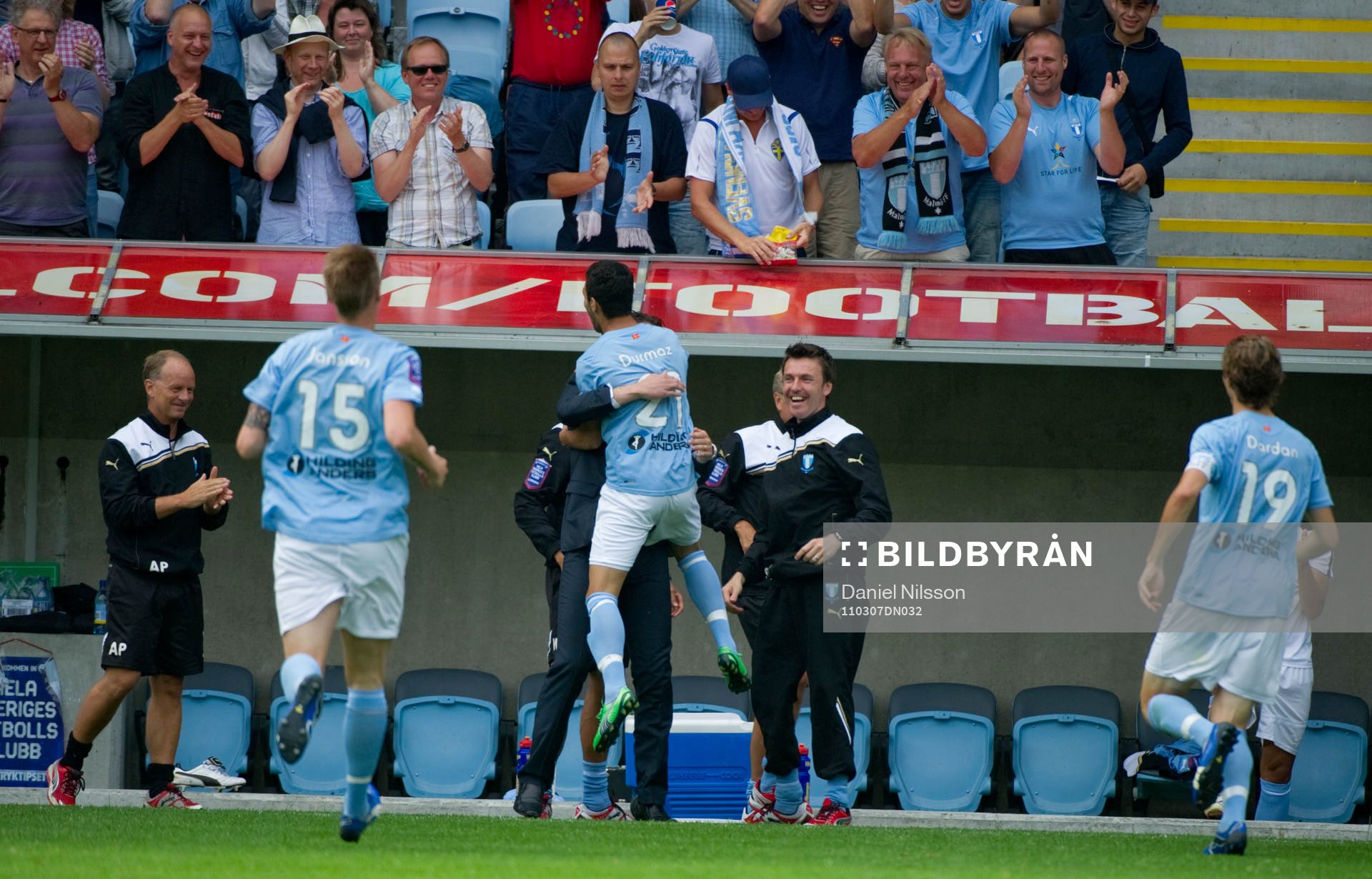  Jimmy Durmaz, Malmö jublar och springer och kramar Rickard Norling, tränare Malmö, efter 1-0 målet. Jubel.