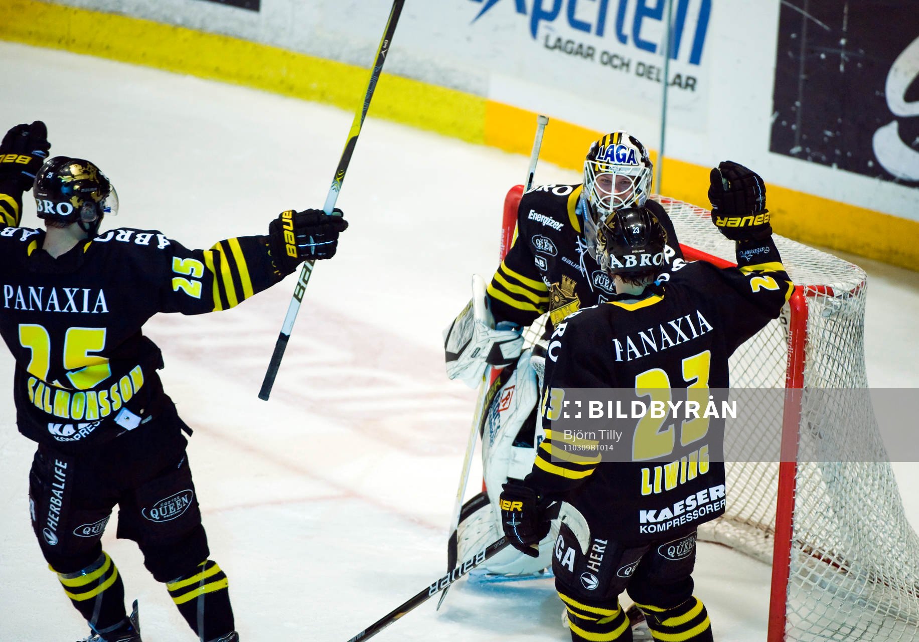 Viktor Fast, målvakt, AIK gratuleras