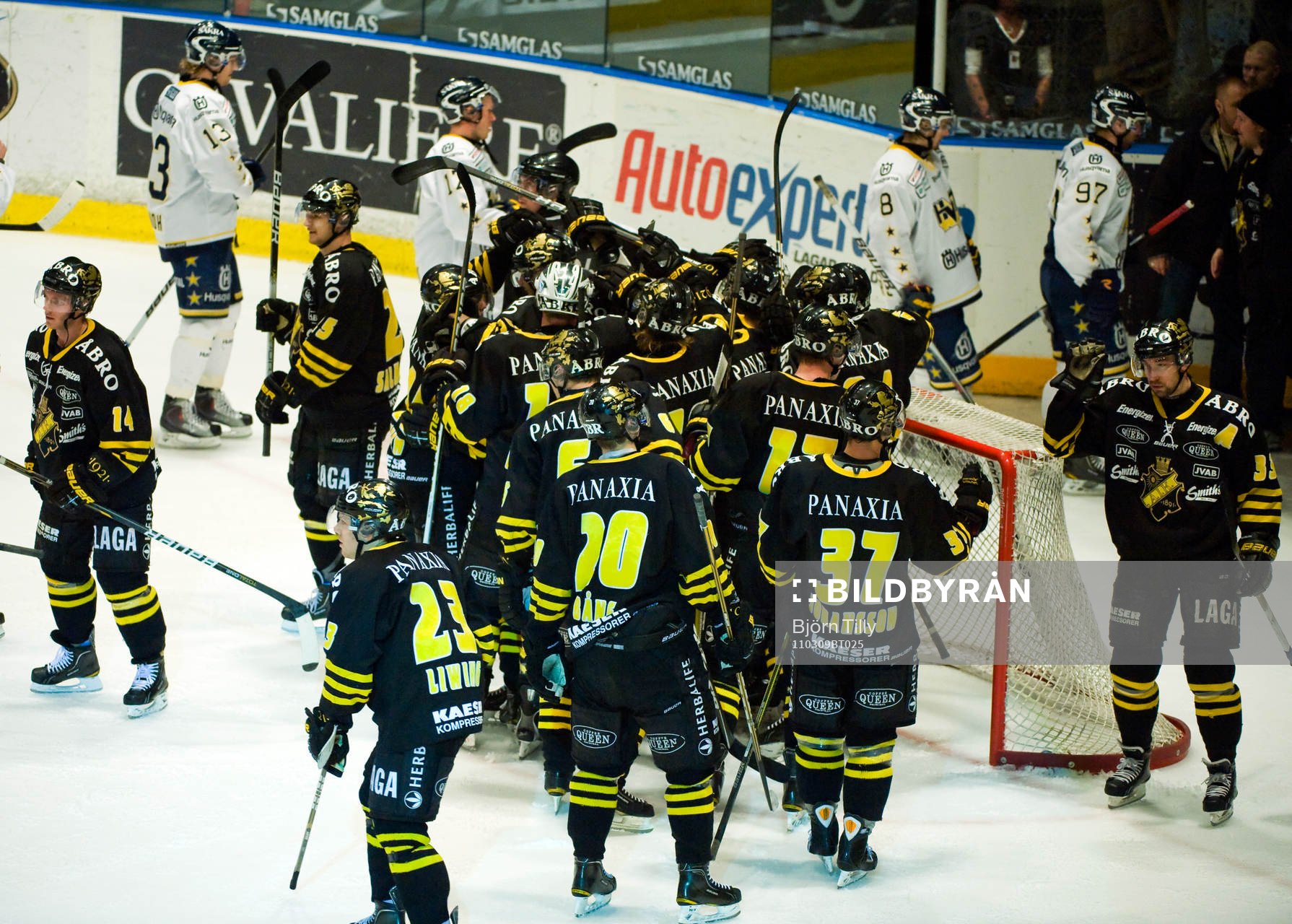 Viktor Fast, målvakt, AIK gratuleras