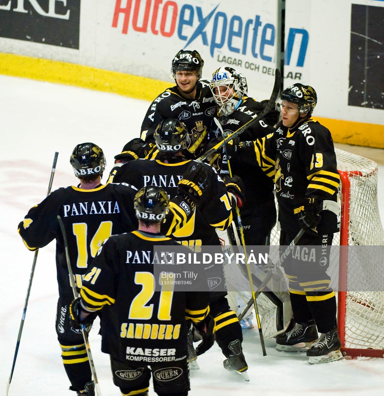 Viktor Fast, målvakt, AIK gratuleras