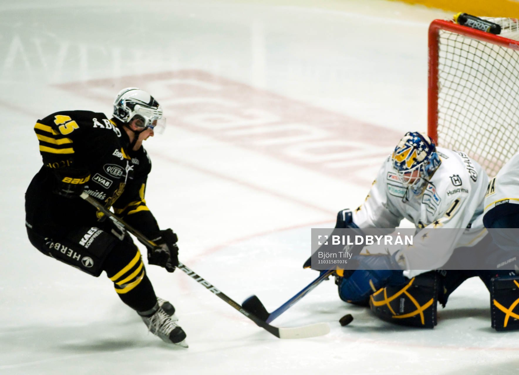 Oscar Steen, AIK och Daniel Larsson, målvakt, HV71