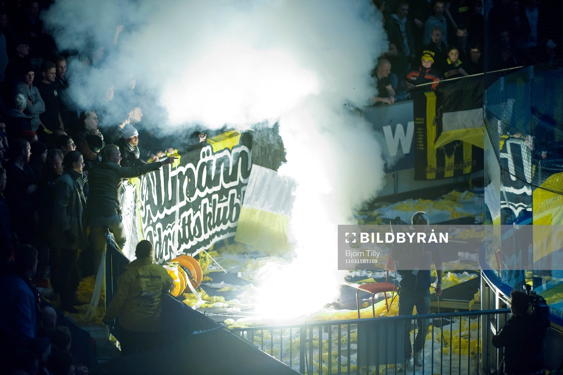 AIK klacken. Klack, tifo, bengalisk eld