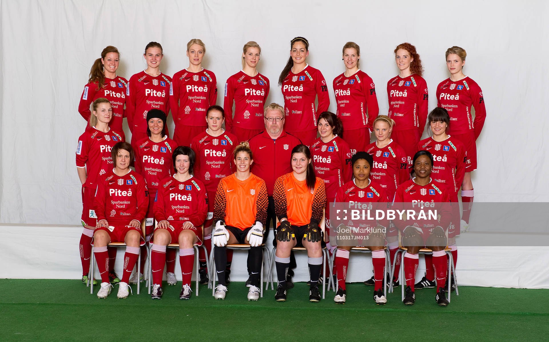 Bakre raden från vänster, Jennifer Nobis, Elin Bergkvist, Maria Åhlund, Erika Nilsson-Waara, Fiona O´Sullivan, Linnea Nilsson-Waara, Johanna Lindahl, Amanda Höglund. Mellersta raden från vänster, Emelie Lövgren, June Pedersen, Sara Eliasson, Torbjörn Lindkvist, lagledare, Josefin Johansson, Emelie Helmvall, Victoria Forsmark. Främre raden från vänster, Erika Karlsson, Camilla Johansson, Stephanie Labbé, Hanna Wikström, Ulunma Jerome, Faith Ikidi.
© Bildbyrån - 85864