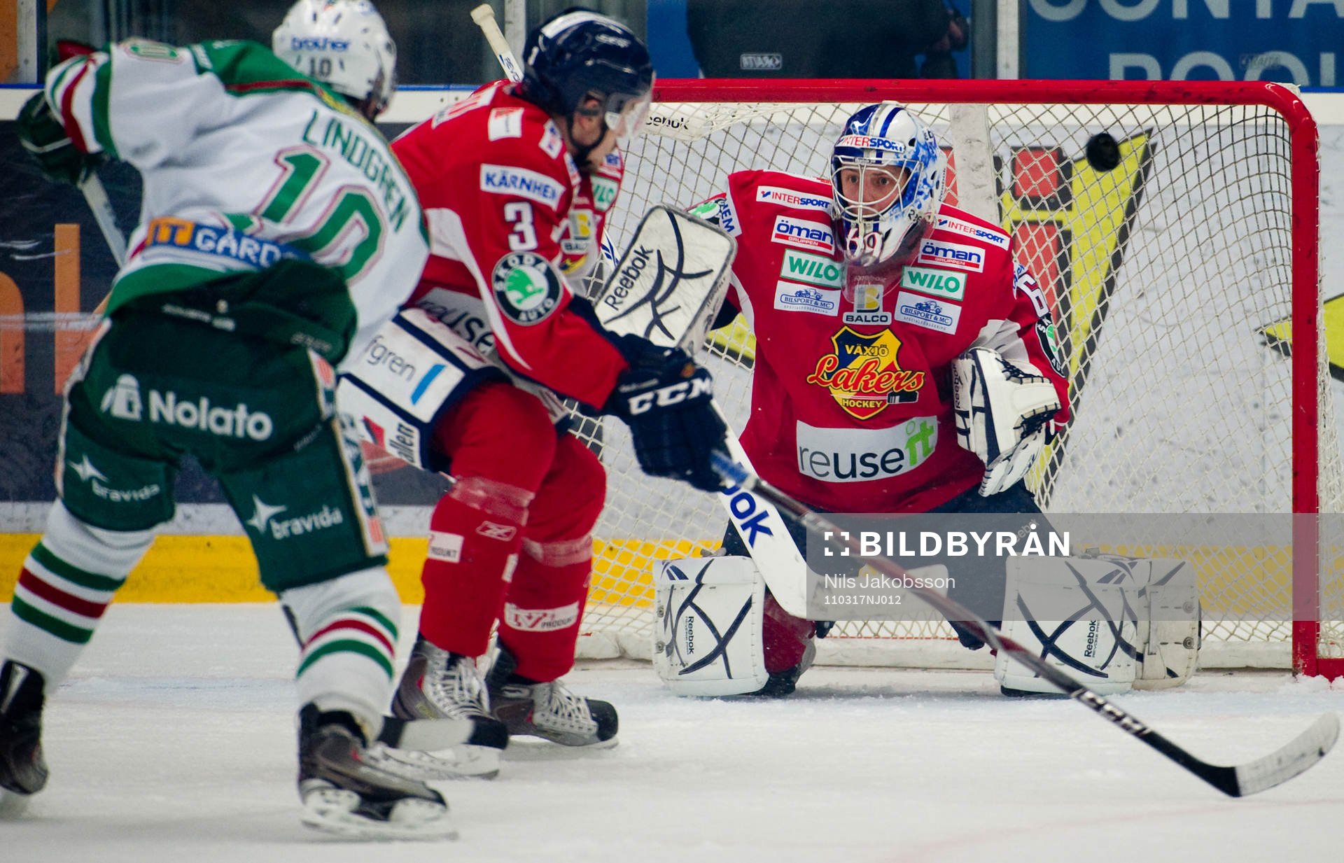 Oscar Ahlsenfeldt, målvakt, Växjö får ett skott i