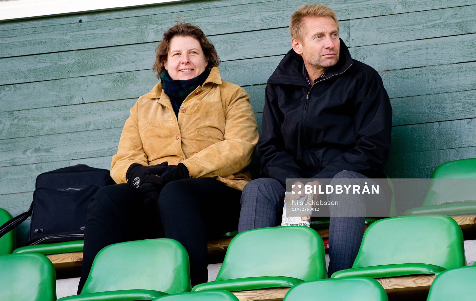 Förbundskapten Thomas Dennerby sitter på läktaren