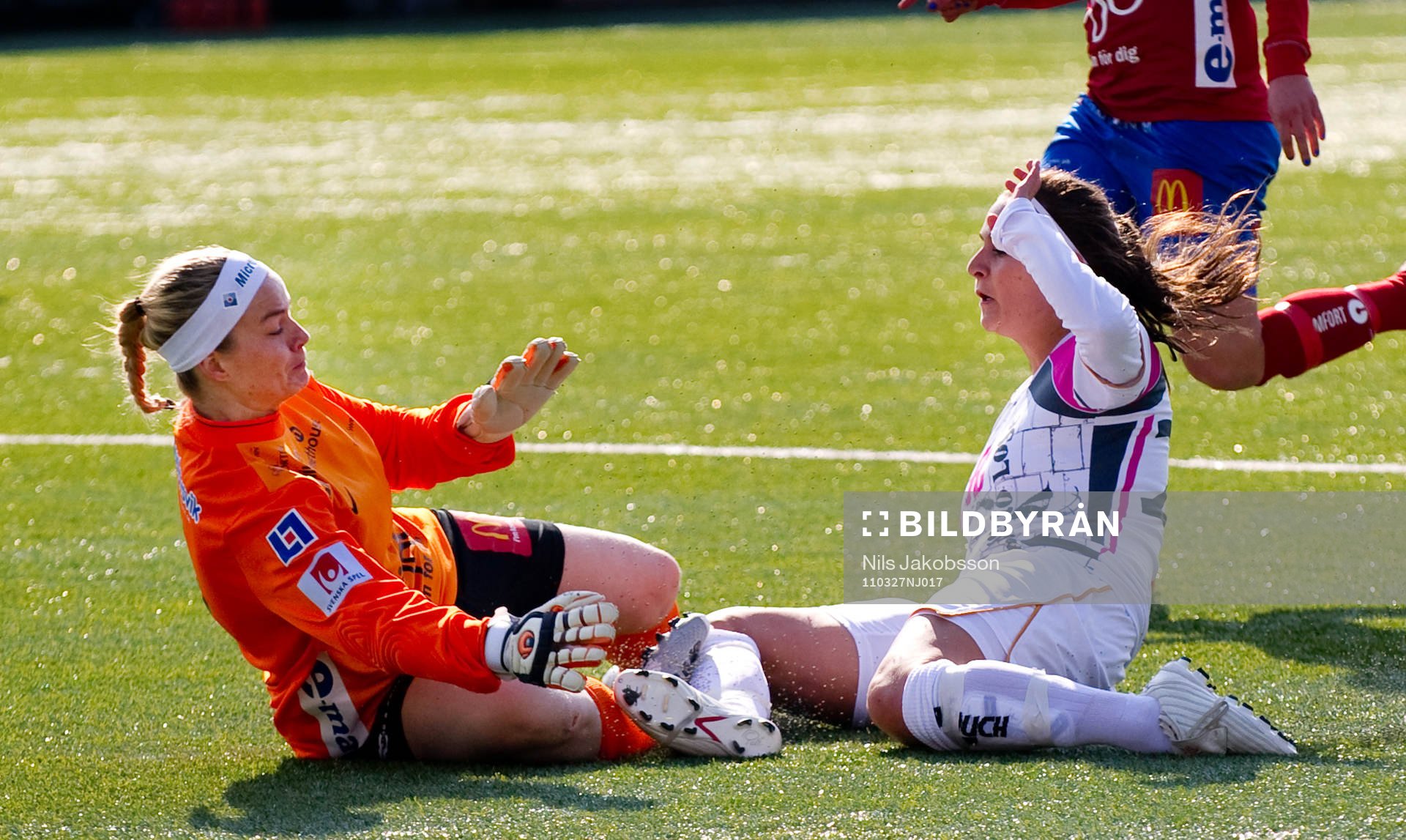 Maria Bjorg Agustdottir, målvakt, krockar med Elena