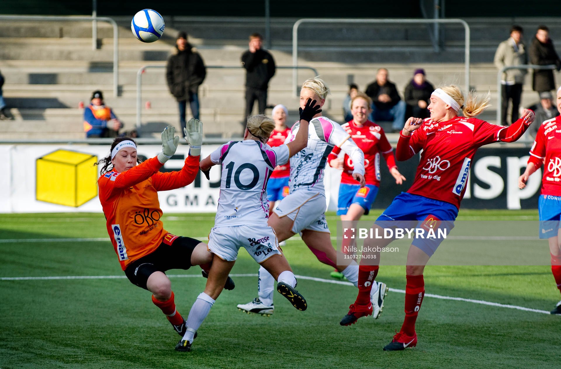 Nina Fellbrant, målvakt Örebro krockar med Sarah Storck,