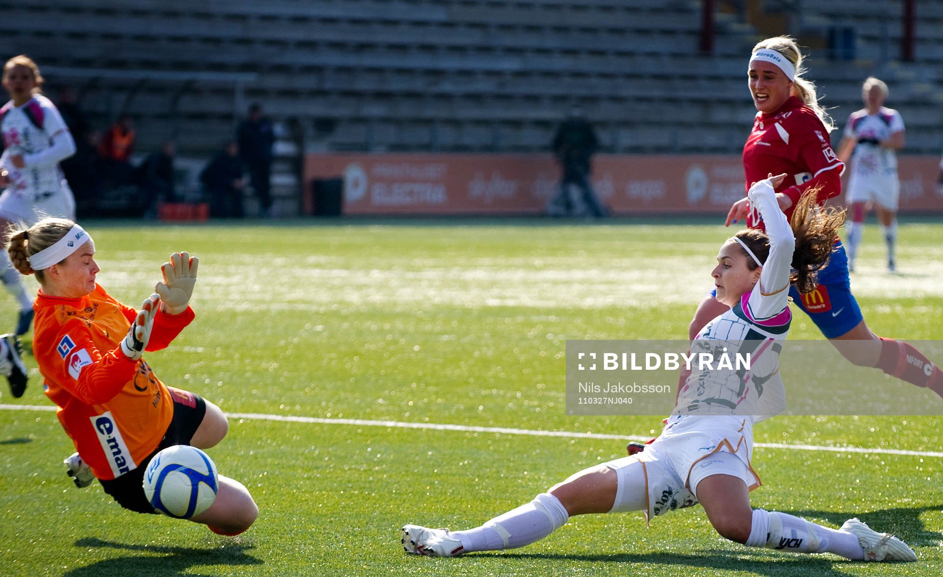 Maria Bjorg Agustdottir, målvakt, krockar med Elena