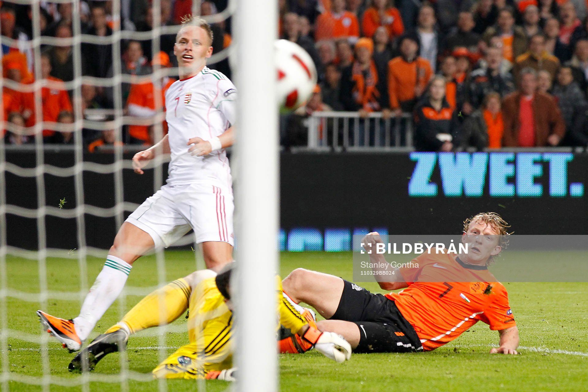 Dirk Kuyt, Holland, gör  4-3. Balazs Dzsudzsak, Ungern