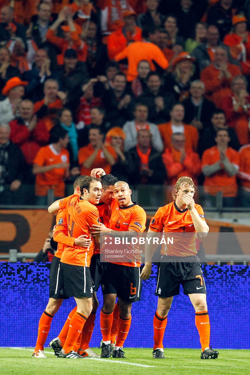  1-0 av  Robin van Persie, Holland, jubel med Joris Mathijsen (4) , Nigel de Jong (6) och Dirk Kuyt.