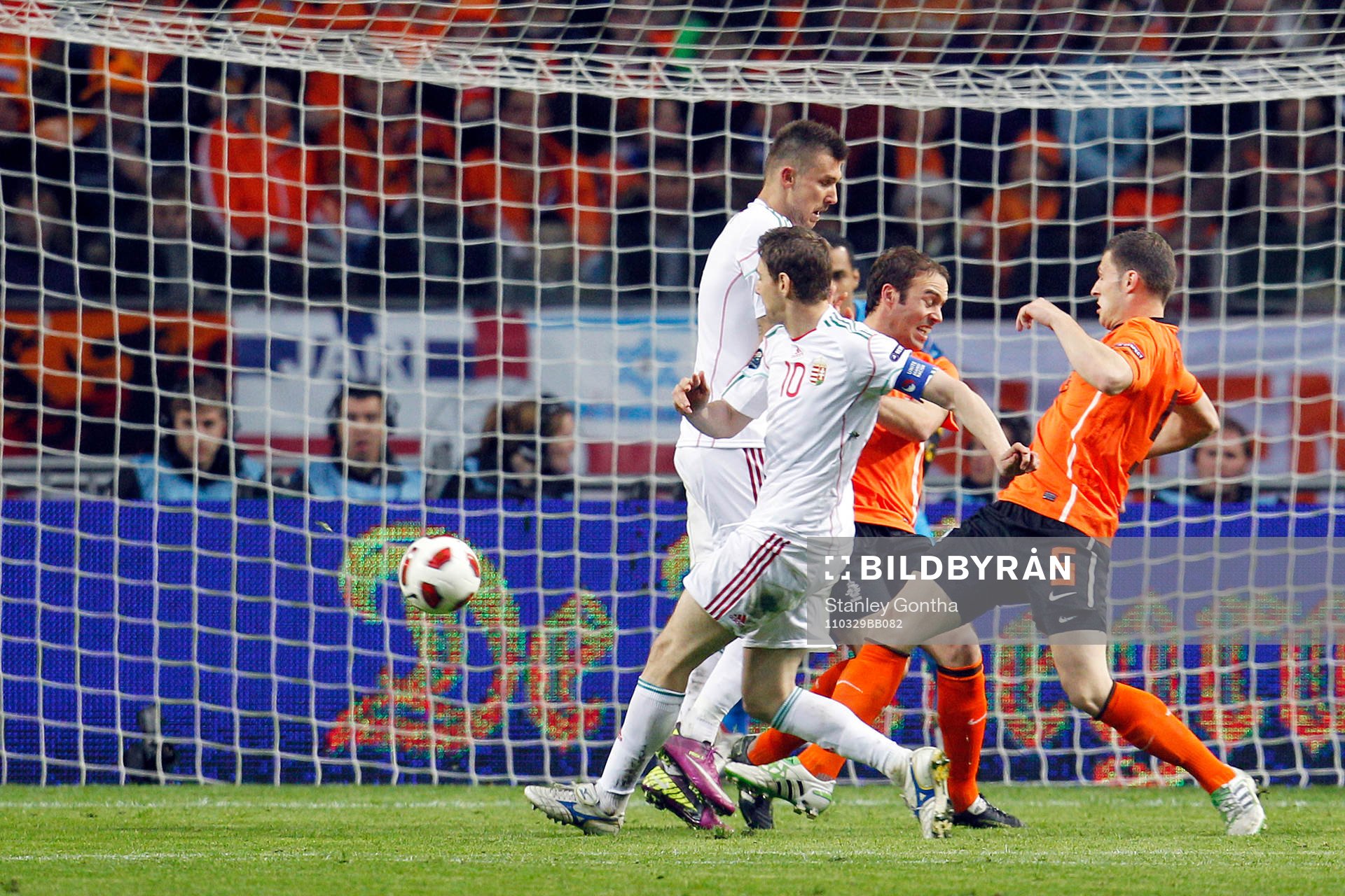 Zoltan Gera, Ungern gör mål. Erik Pieters, Holland,