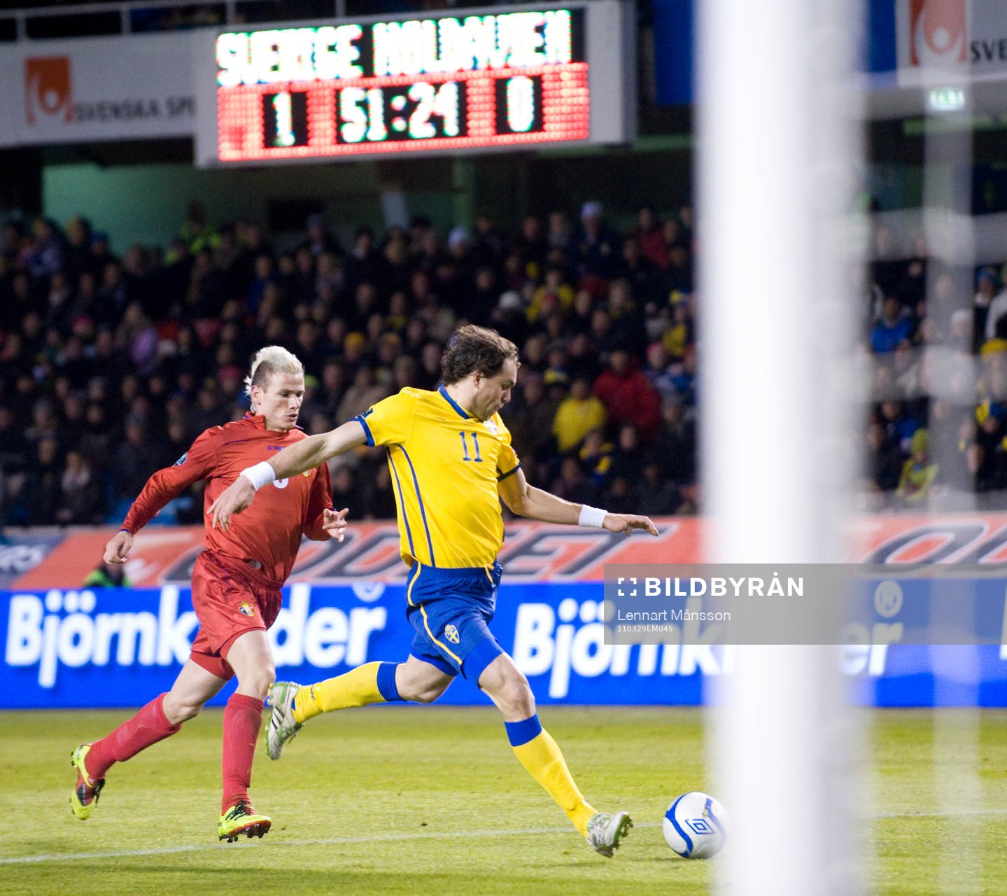 Johan Elmander, Sverige, skjuter jagad av Petru Racu,