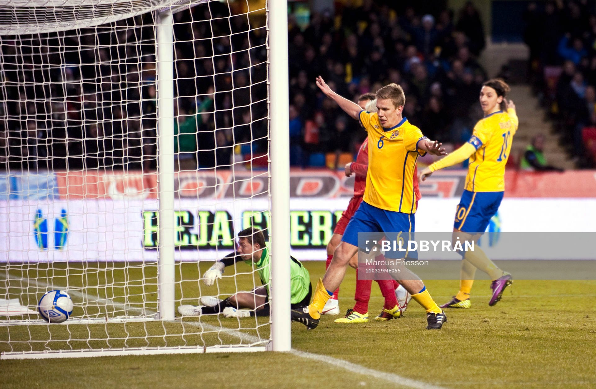 Mikael Lustig, Sverige sparkar in 1-0 och Pontus Wernbloom
