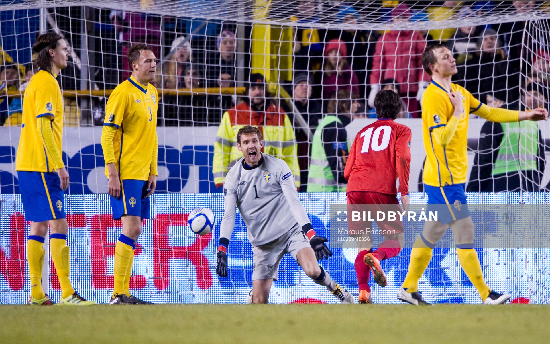 Andreas Isaksson, målvakt Sverige blir arg