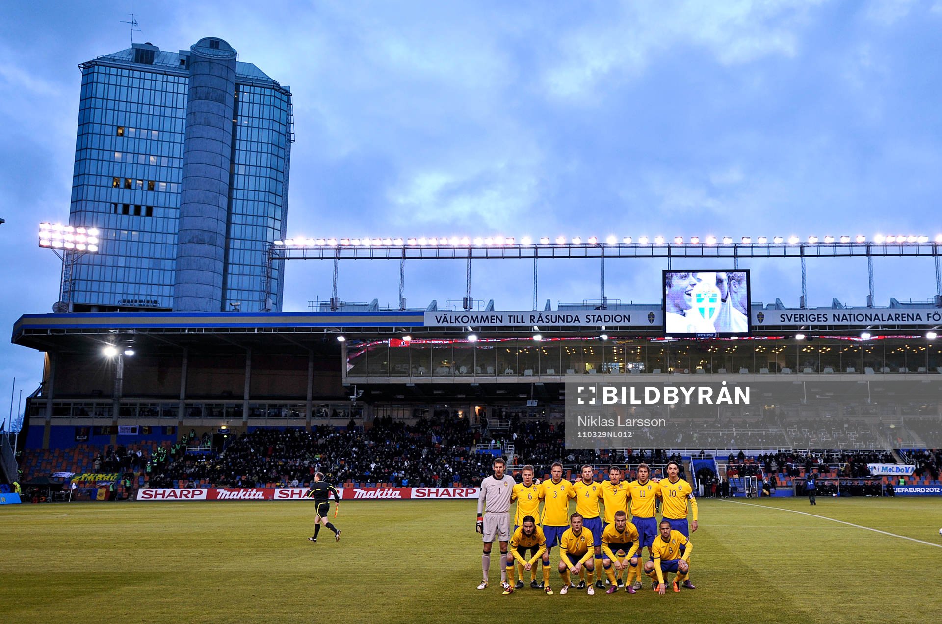 Lagbild på det svenska laget med Råsunda stadion i