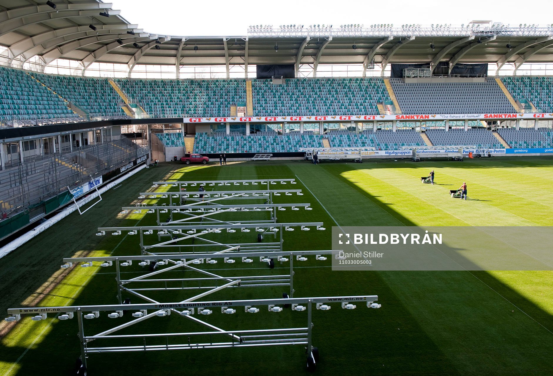Gräsmattan på Gamla Ullevi trimmas