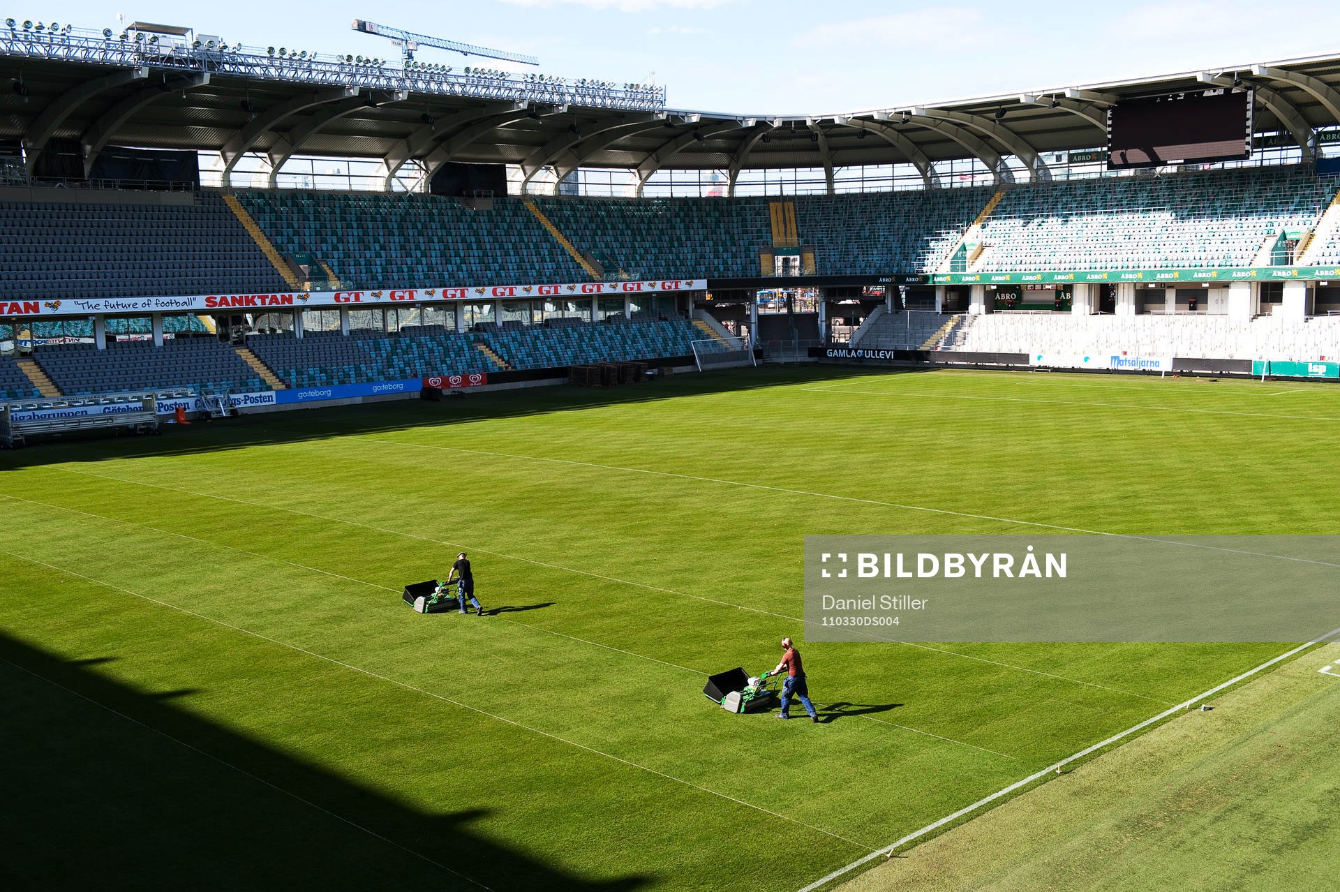 Gräsmattan på Gamla Ullevi trimmas
