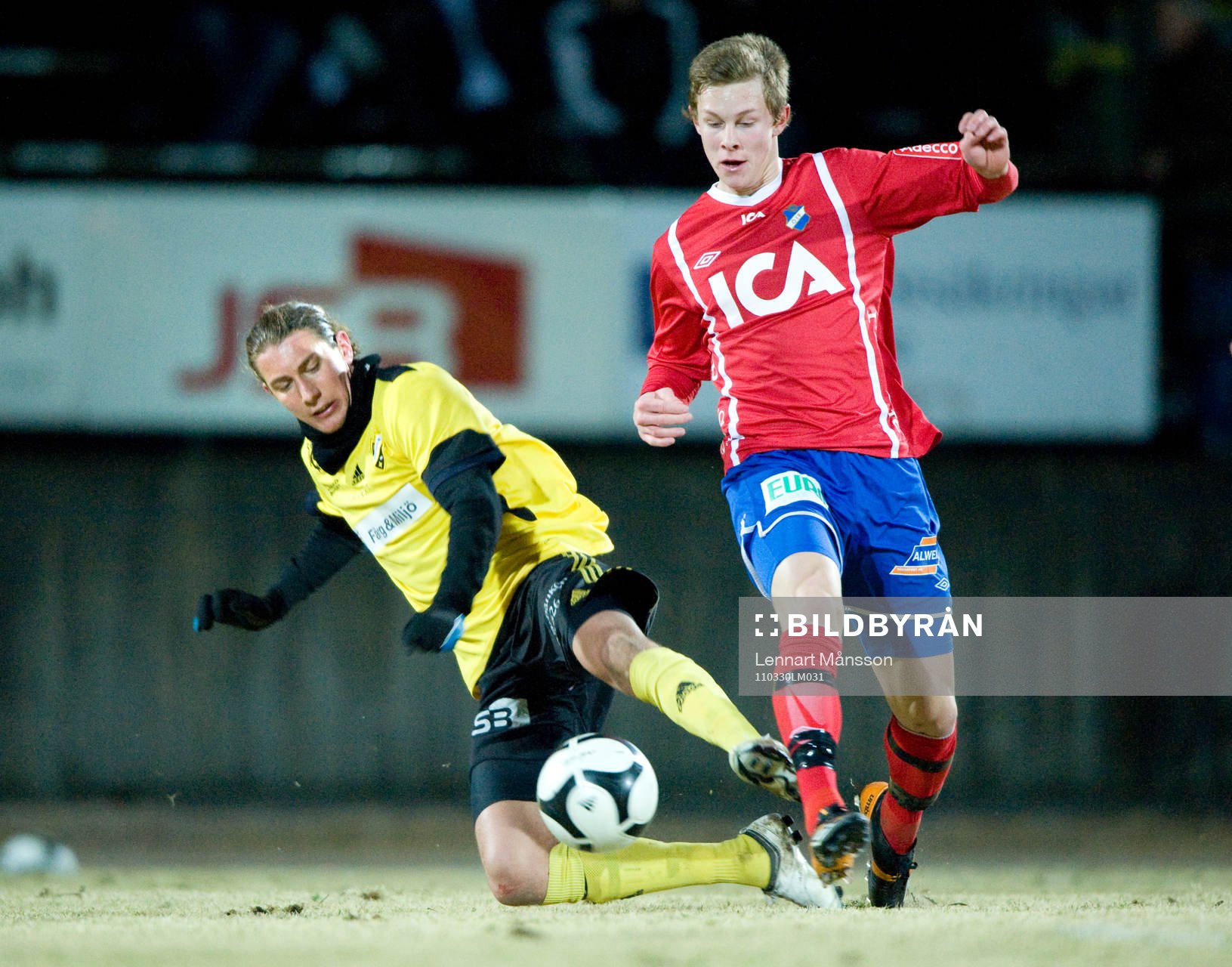 Christian Eriksson, Hässleholm, tacklar en Öster-spelare