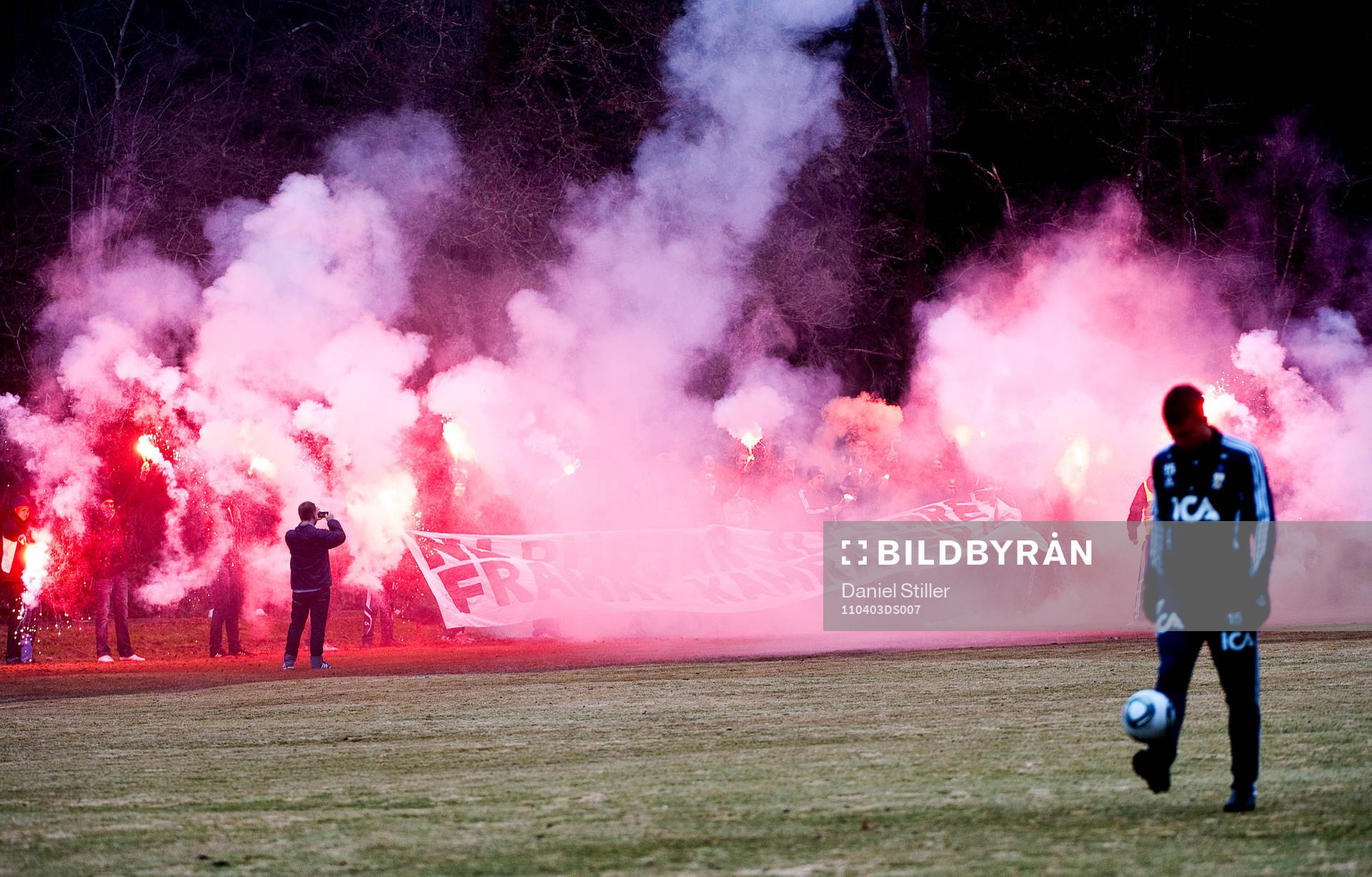 Många supportrar på plats, bengaler, tifo. Bengalisk eld