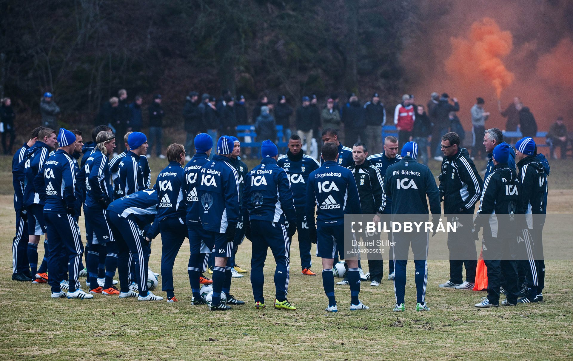 Truppen samlad, Många supportrar på plats, bengaler,