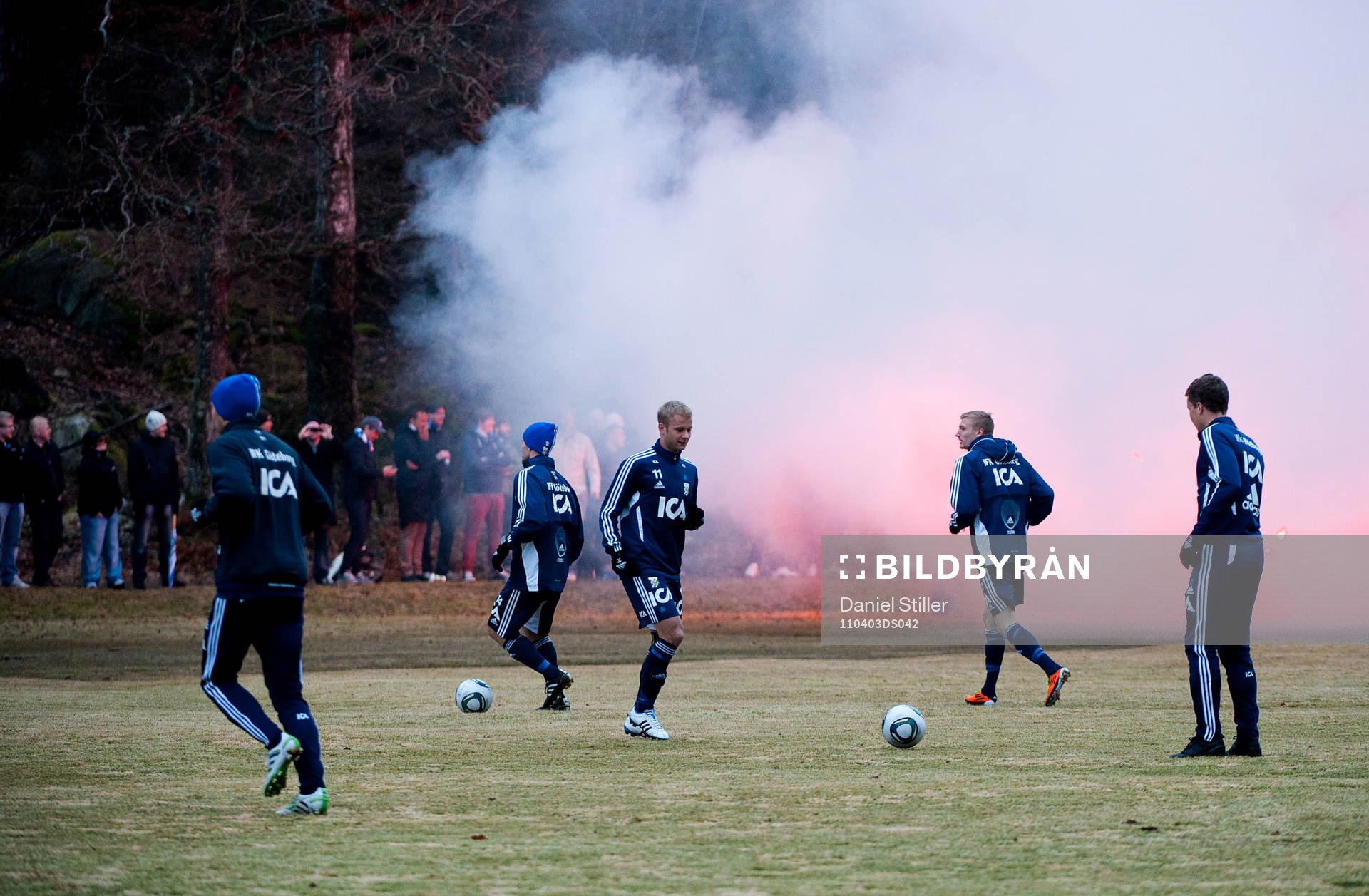 Många supportrar på plats, bengaler, bengalisk eld, tifo