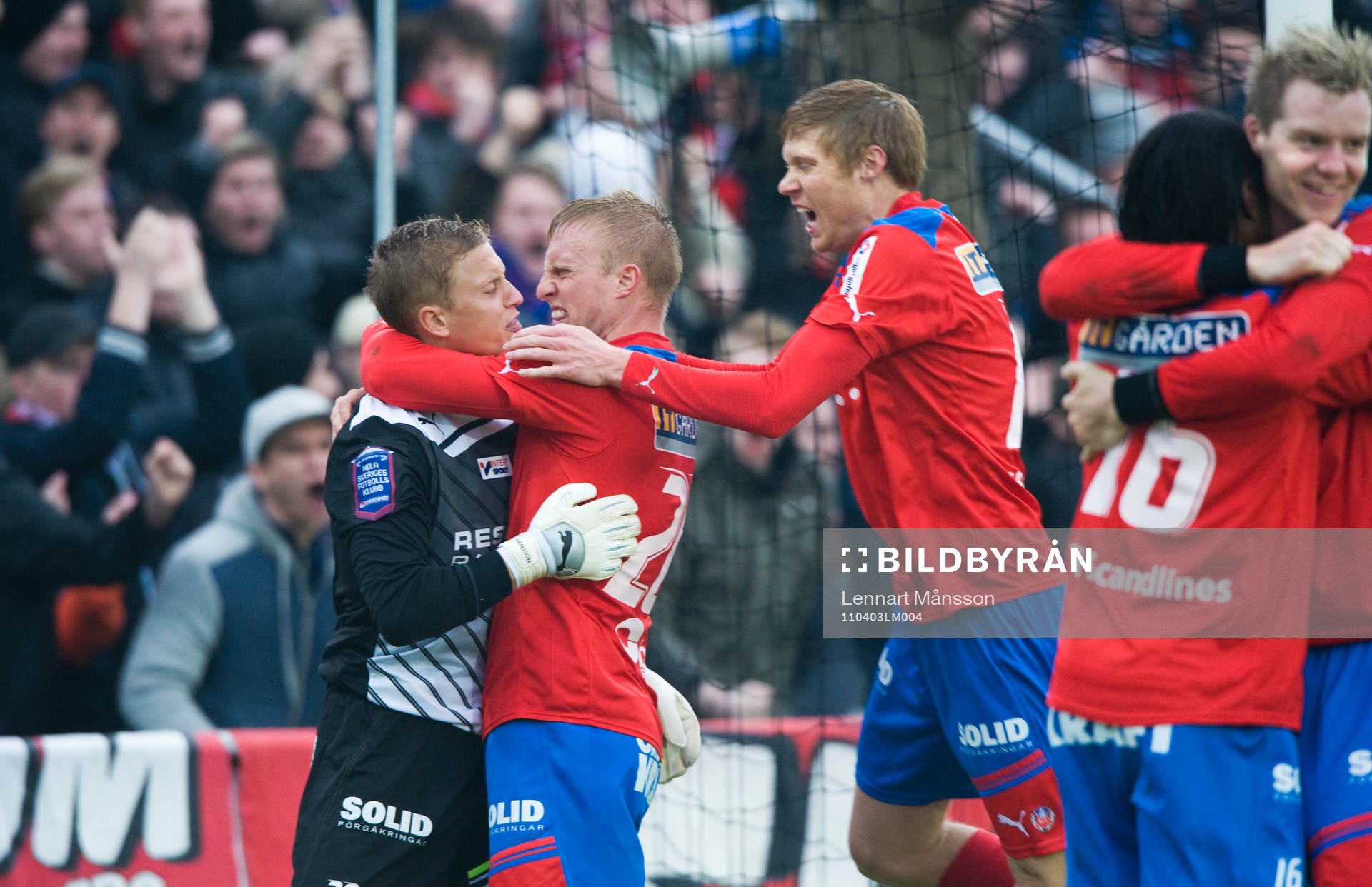 Peter Larsson kramar sin målvaktshjälte Pär Hansson