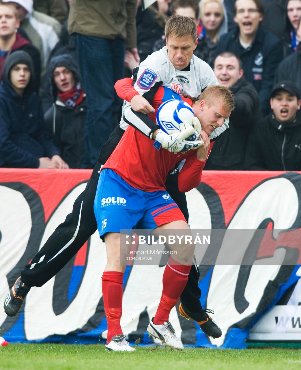 Mattias Asper, Mjällby, tar grepp på Peter Larsson,