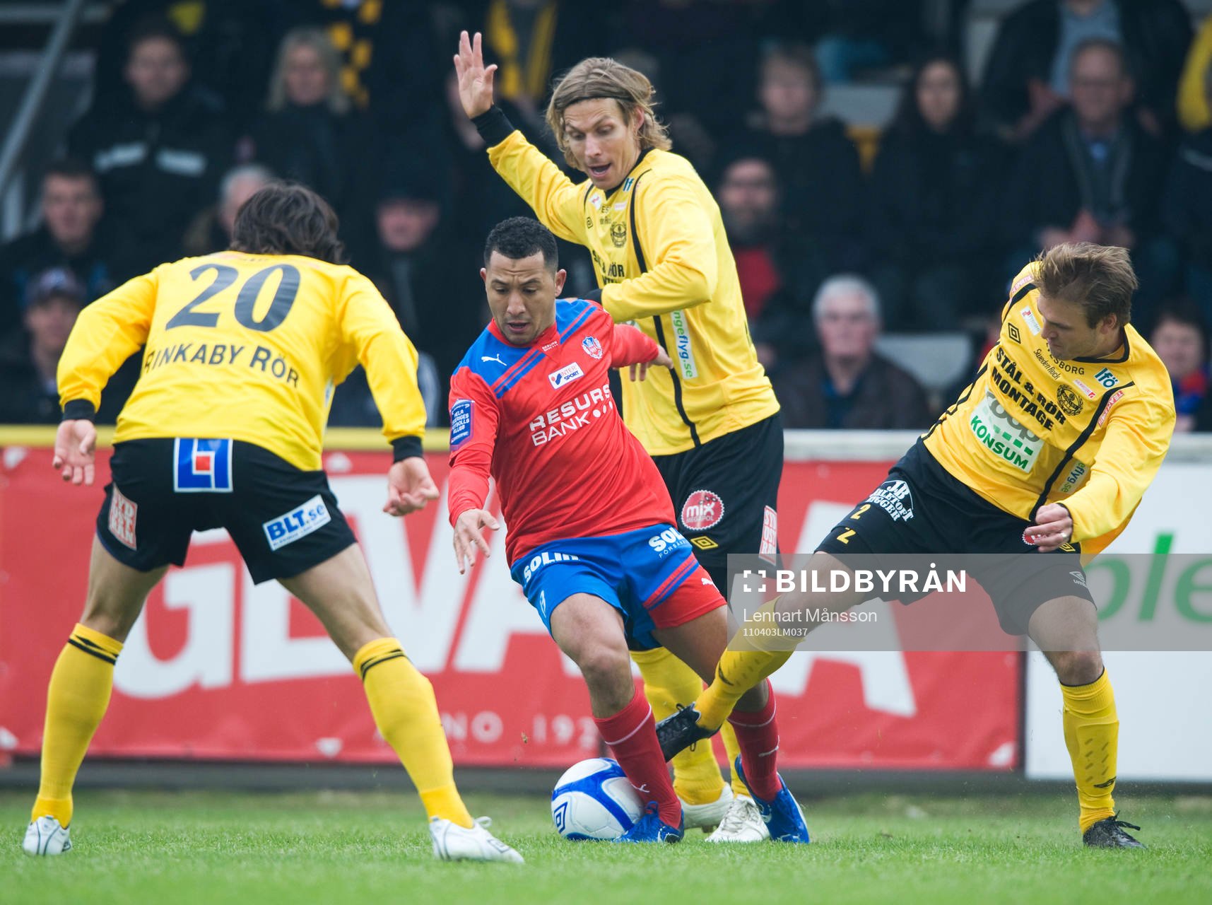 Rachid Bouaouzan, Helsingborg omgiven av tre Mjällbyspelare