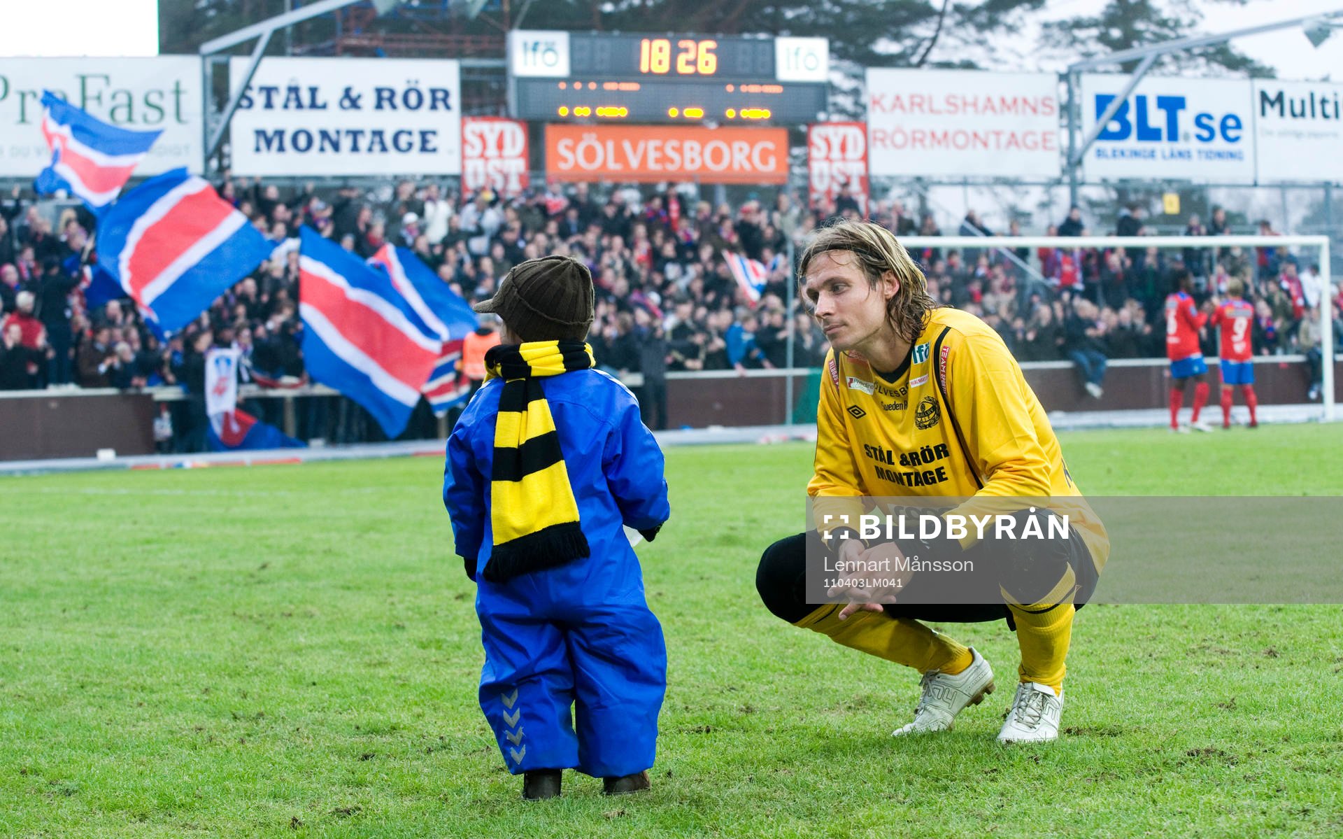 Tobias Grahn tröstas av sonen Anakin medan Helsingborg