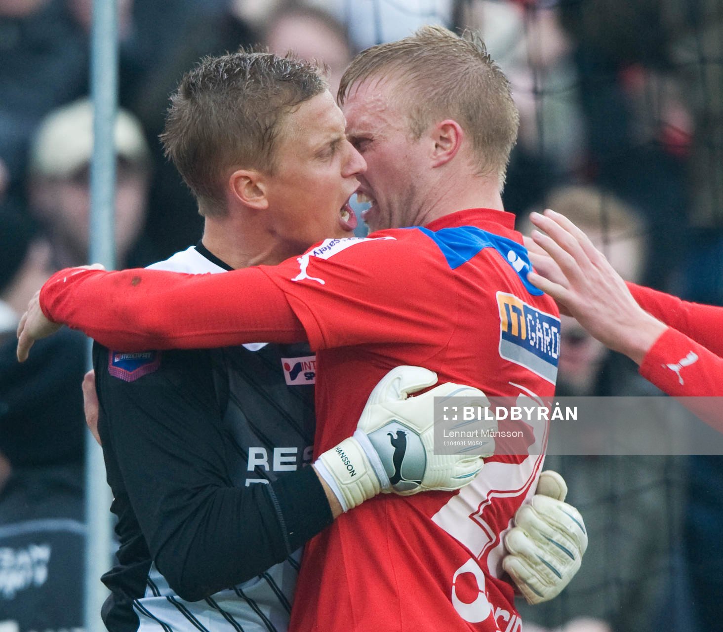 Peter Larsson kramar sin målvaktshjälte Pär Hansson