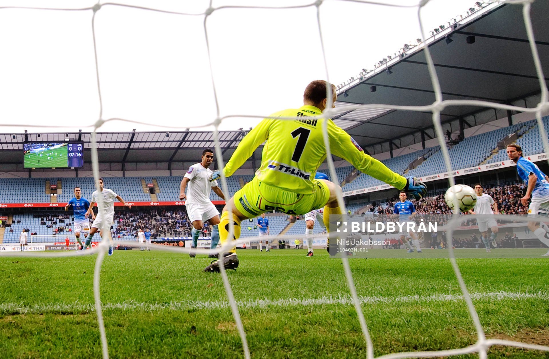 Wilton Figueiredo, Malmö FF placerar bollen bakom Fredrik