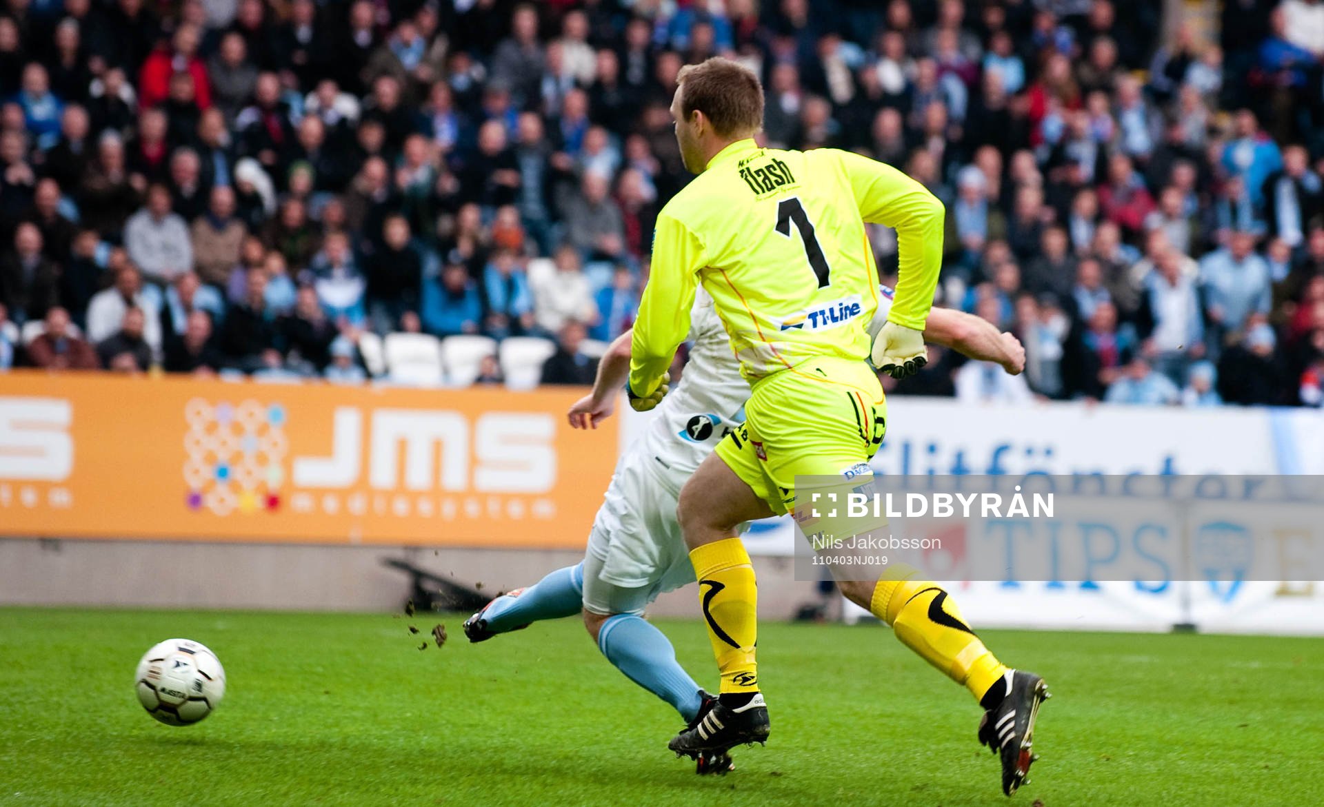 Fredrik Persson, målvakt, Trelleborg ser Daniel Larsson,