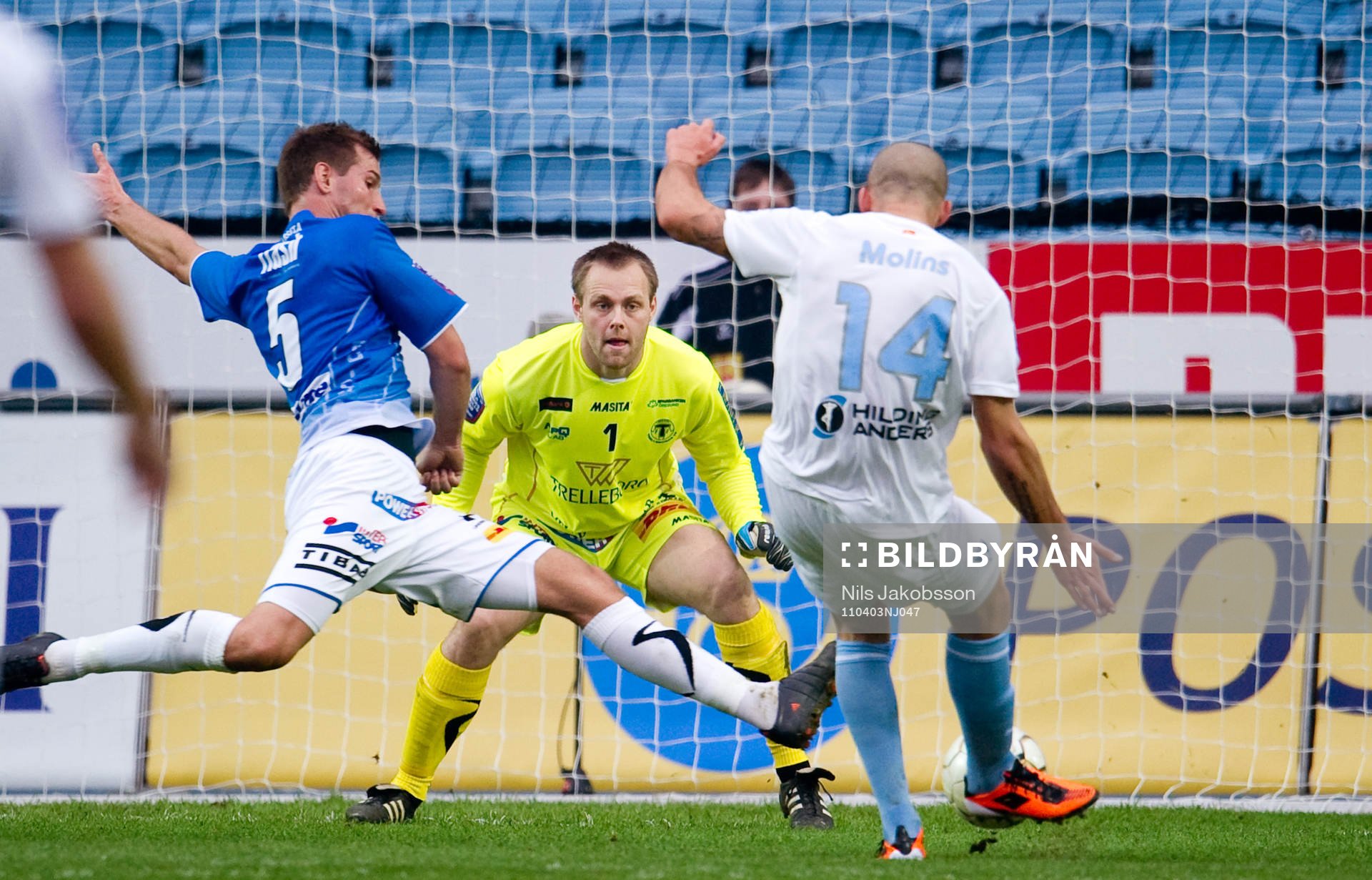 Fredrik Persson, målvakt, Trelleborg ser Guillermo Molins,