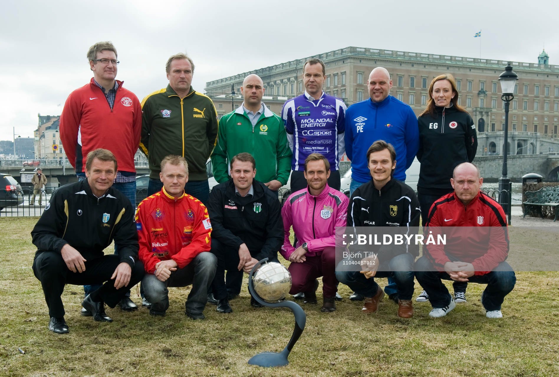 Bakre raden från vänster: Mikael Fahlén, tränare, Örebro, Jörgen Petersson, tränare, Linköping, Tino Katsoulakis, tränare, Hammarby, Hans Prytz, tränare, Jitex, Patrik Eklöf, tränare, Djurgården och Elisabet Gunnarsdóttir, tränare, Kristianstad. Främre raden från vänster: Torbjörn Nilsson, tränare, Kopparbergs/GöteborgStefan Fredriksson, tränare, Tyresö, Staffan Thorstensson, tränare, Dalsjöfors, Martin Sjögren, tränare, Malmö, Joakim Blomqvist, tränare, Umeå och Peter Grundström, tränare, Piteå.