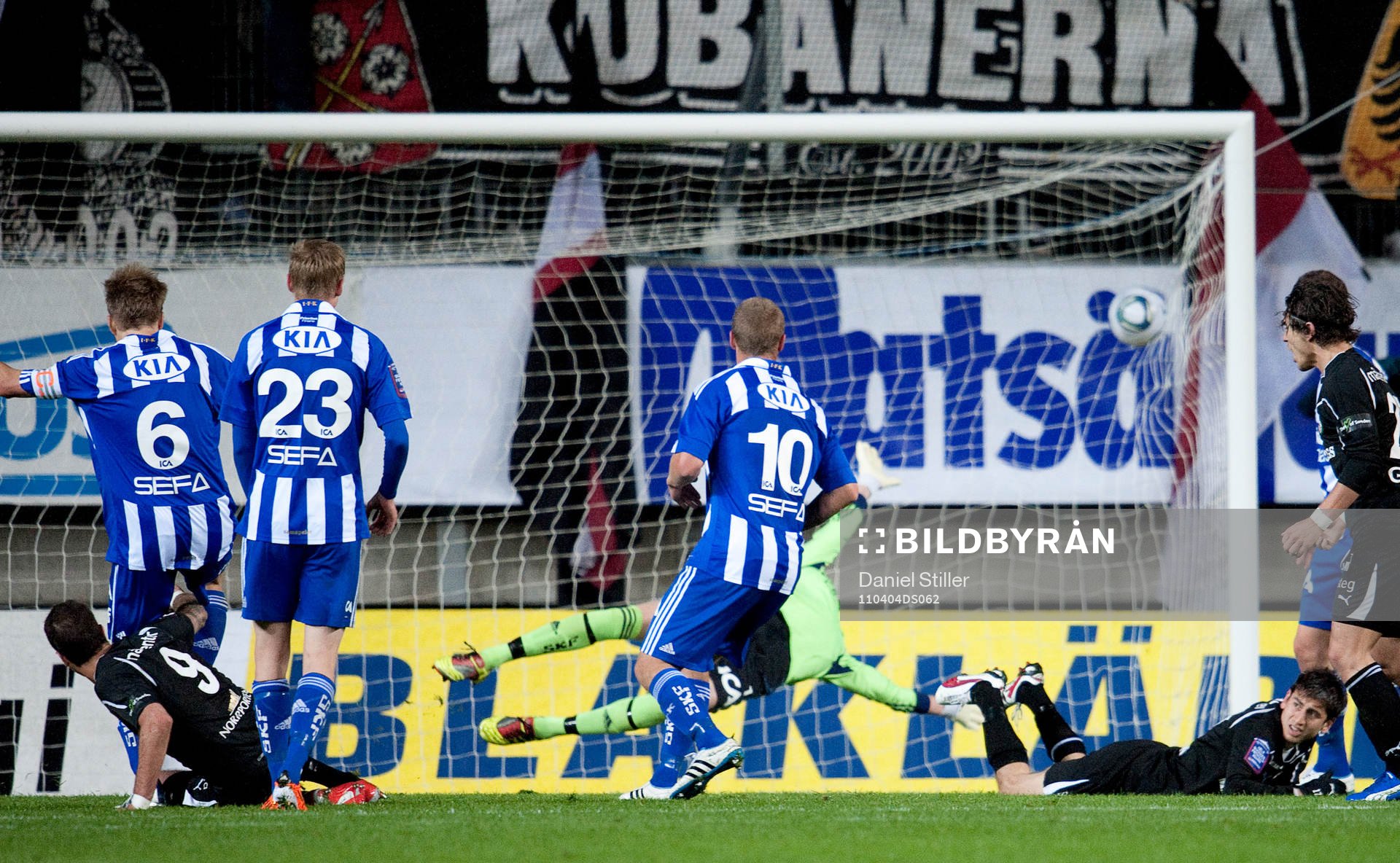 Andreas Haddad, Örebro, gör 0-1. Adam Johansson, Ragnar