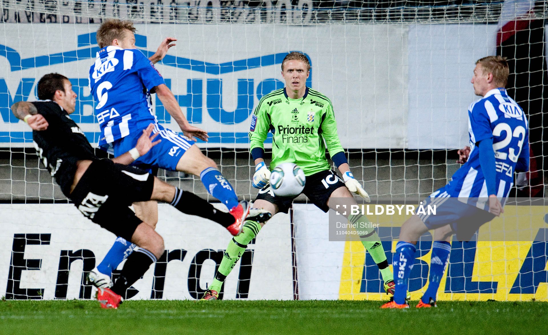 Andreas Haddad, Örebro, gör 0-1. Adam Johansson,