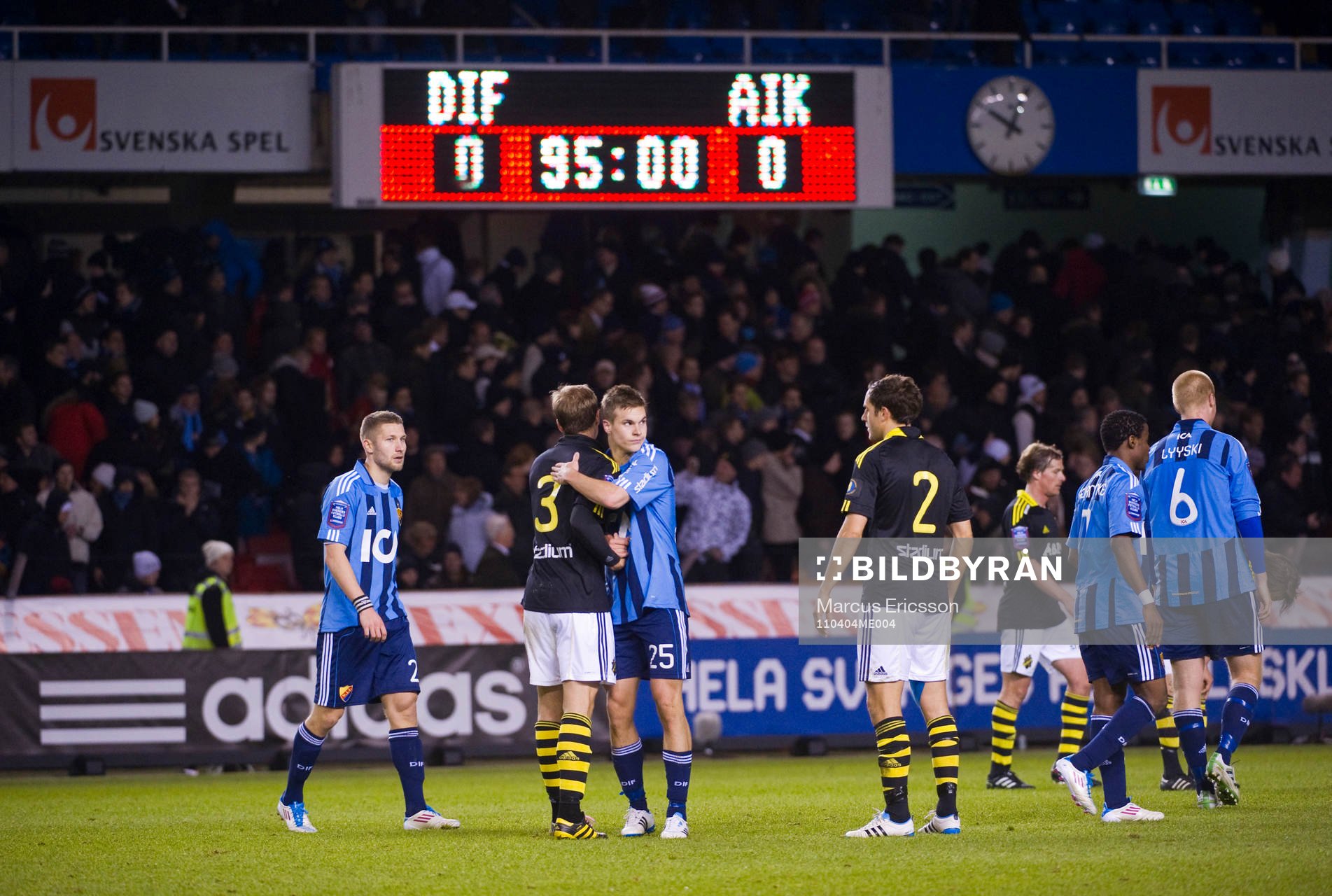 Spelarna tar i hand