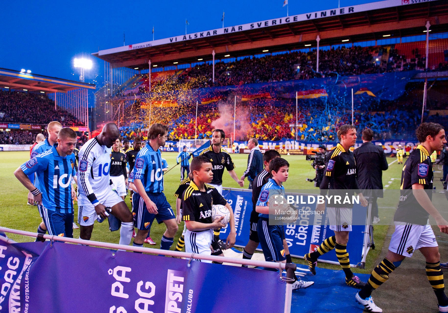 Spelarna lämnar planen direkt pg.a. bengaler och smällare