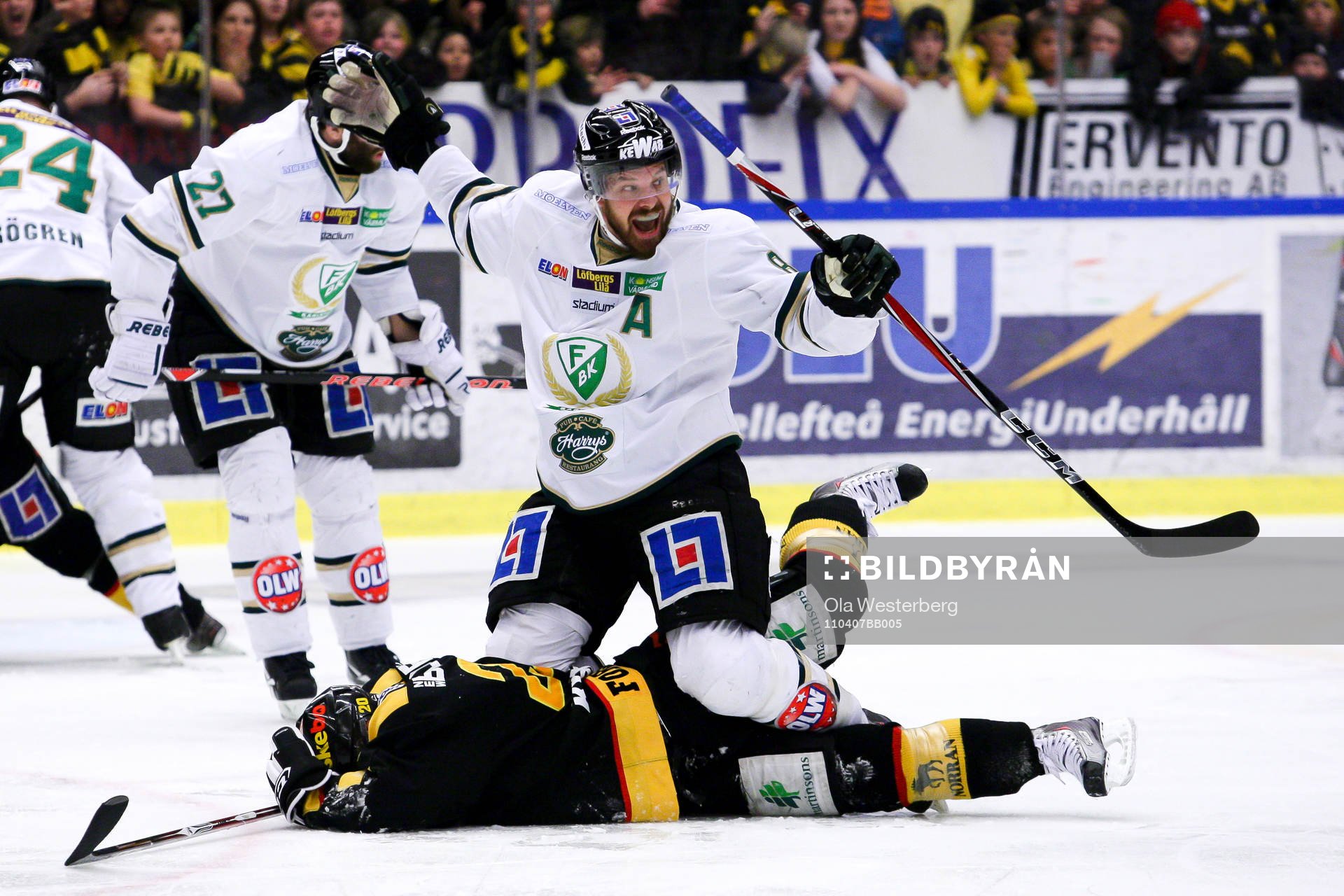 Sanny Lindström, Färjestad, kör över Erik Forsell,