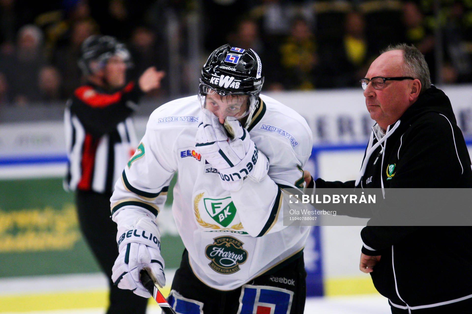 Emil Kåberg, Färjestad, får en puck i ansiktet. Skada