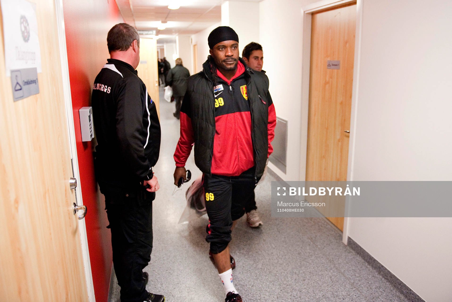Peter Ijeh, Syrianska lämnar med ambulanspersonal till