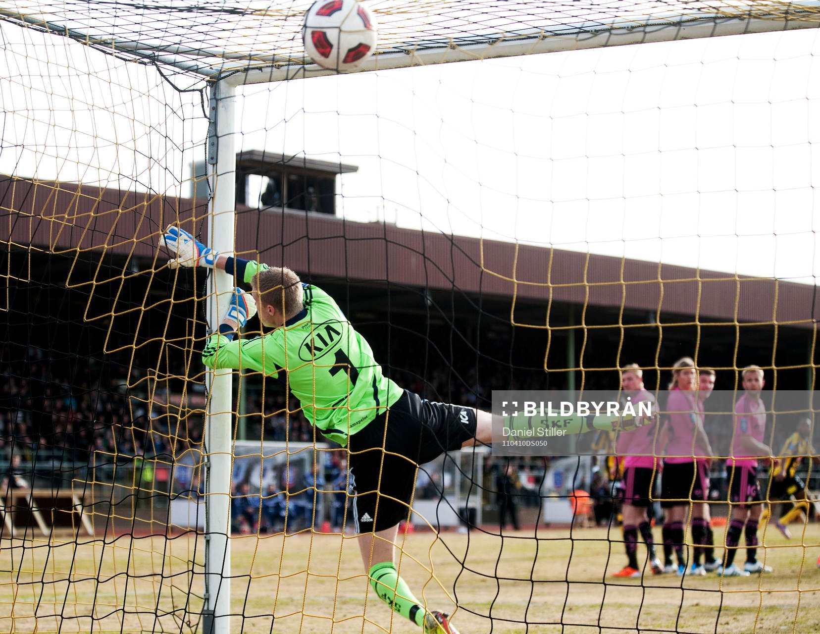 Rene Makondele, Häcken, gör 2-1 bakom Markus Sandberg,