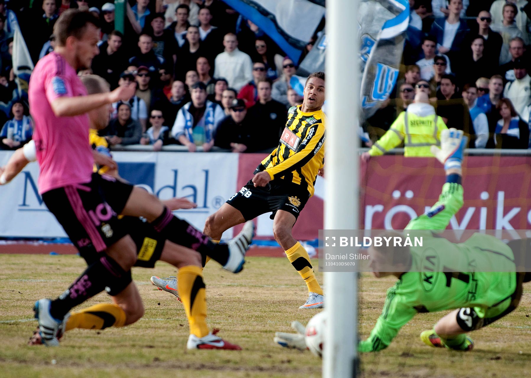 Mattias Ranegie, Häcken, gör 3-1 bakom Markus Sandberg,