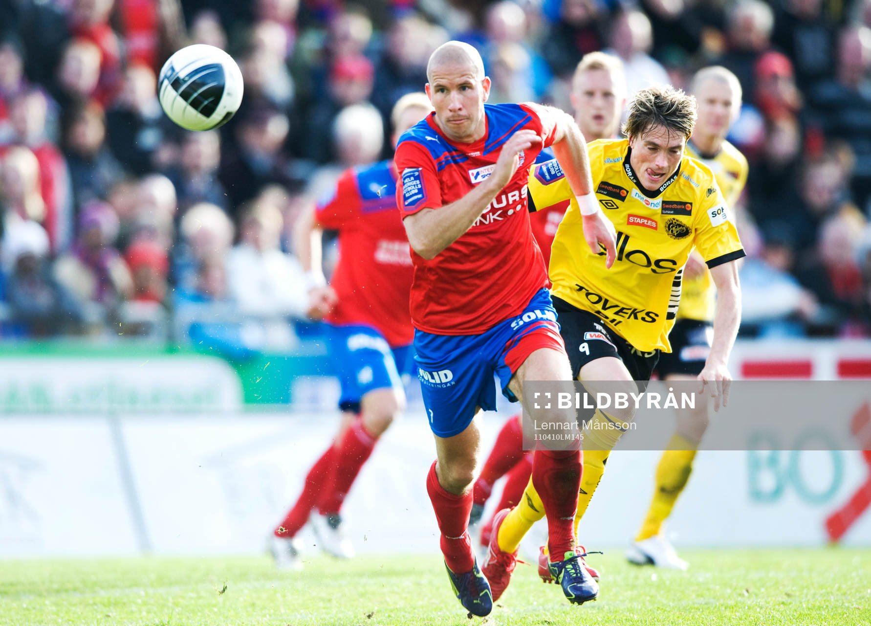 Mattias Lindström, Helsingborg, jagas av Lasse Nilsson,