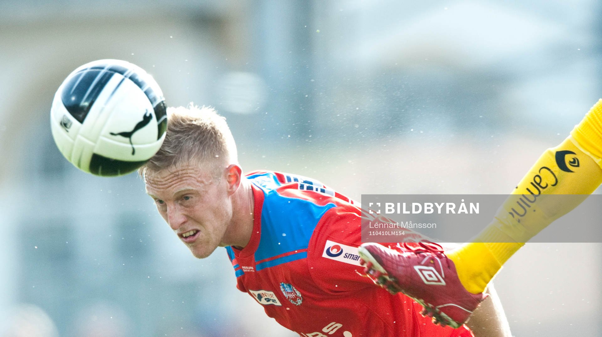 Peter Larsson, Helsingborg, blir nästan sparkad i huvudet