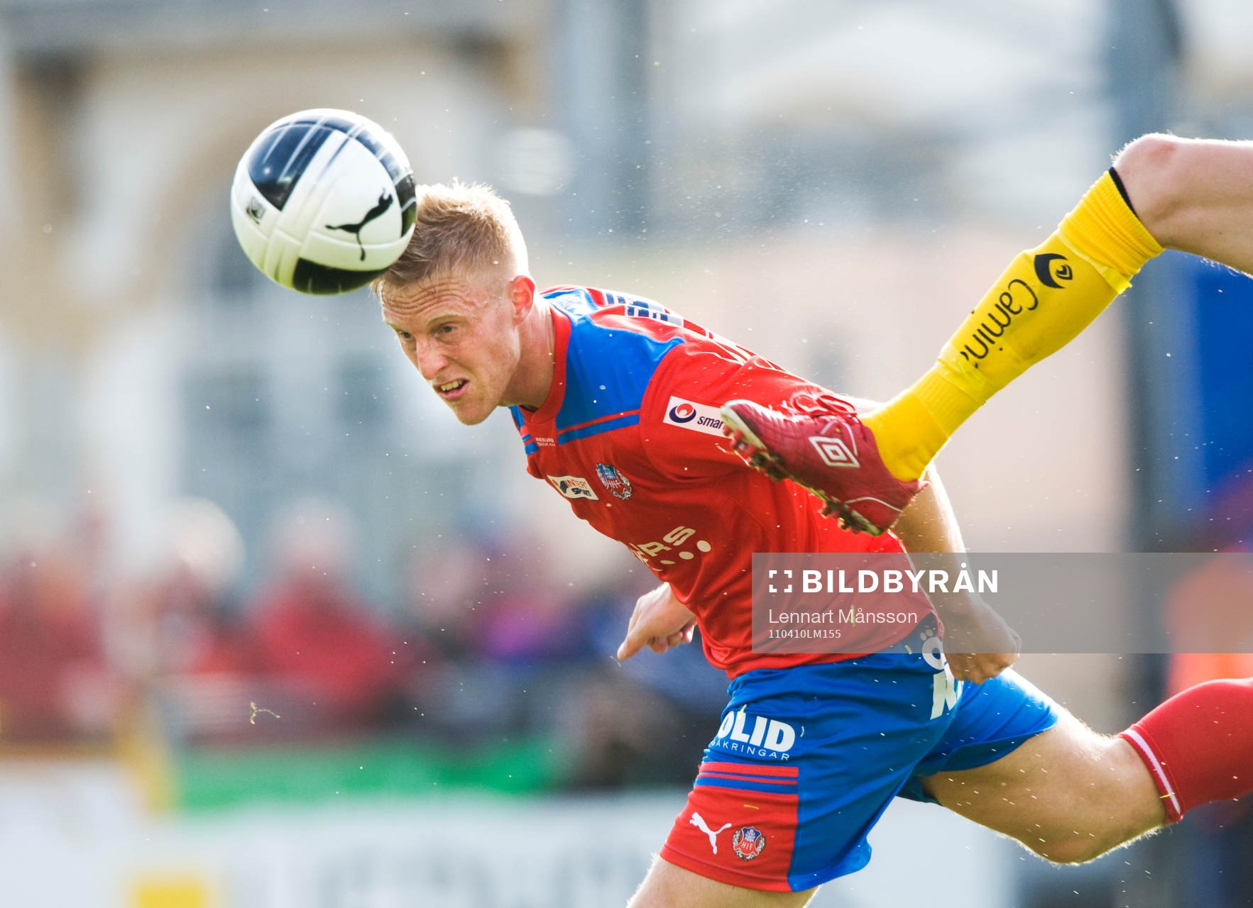 Peter Larsson, Helsingborg, blir nästan sparkad i huvudet