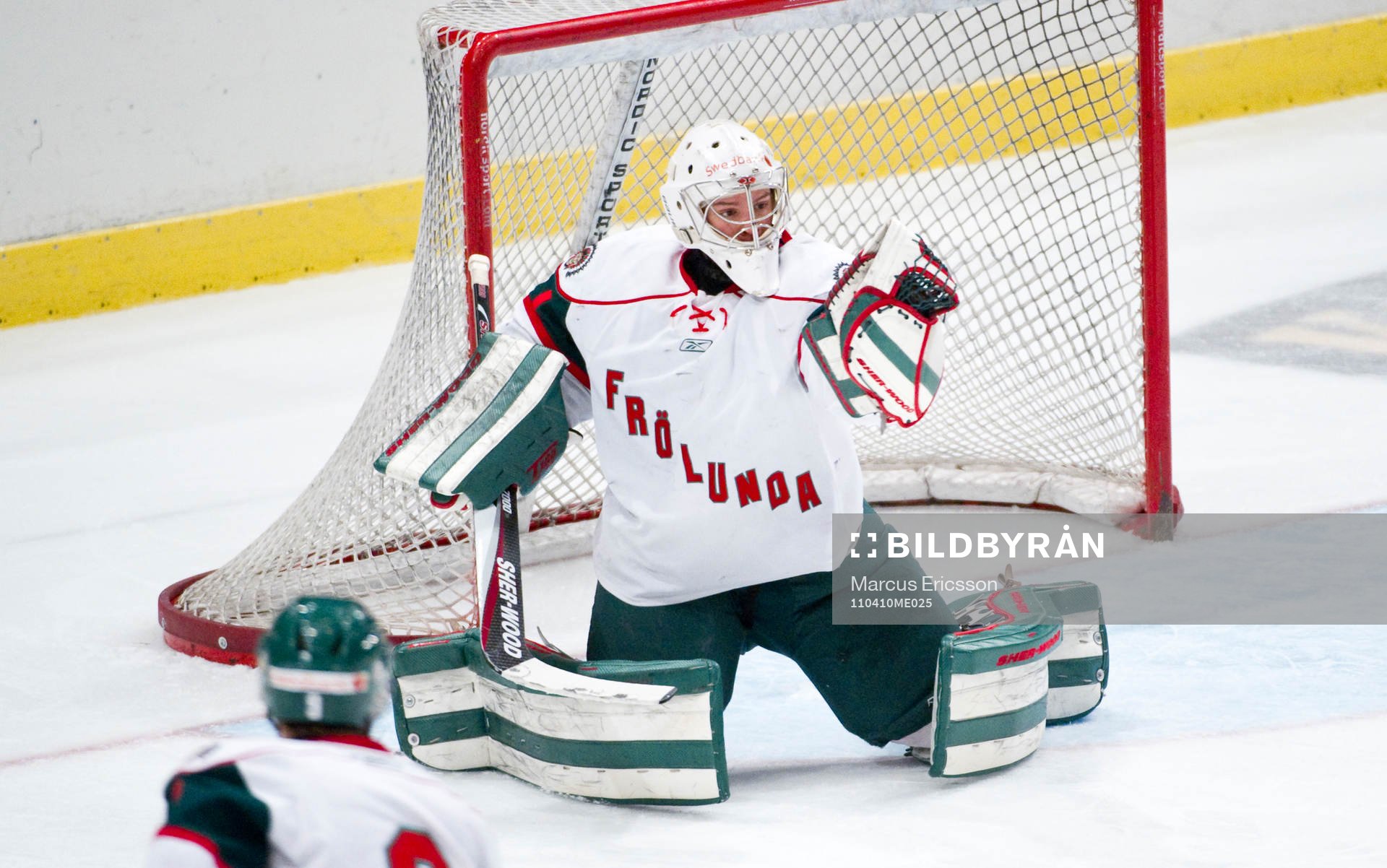 Henrik Lundberg, målvakt Frölunda har puck i plock