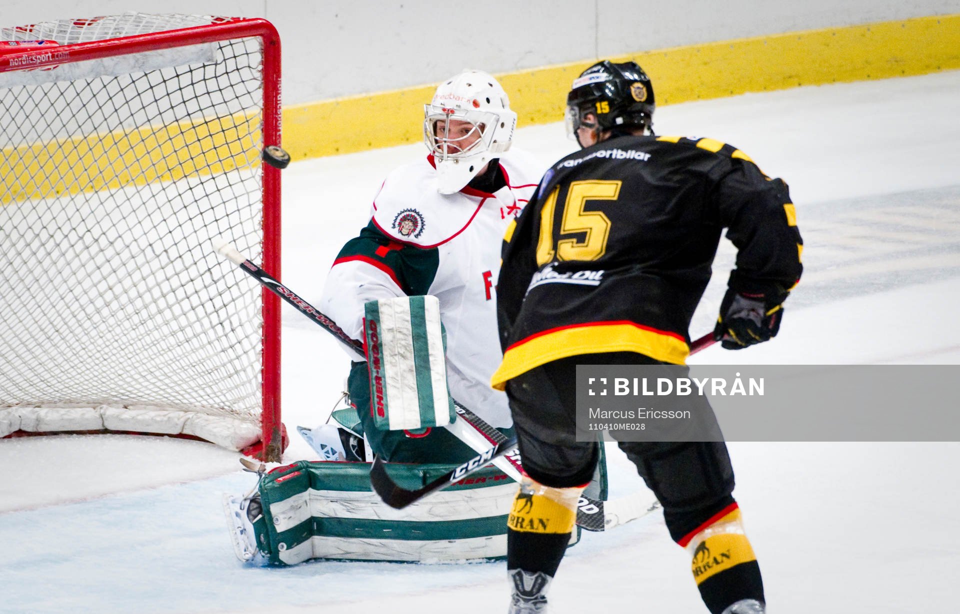 Henrik Lundberg, målvakt Frölunda stöter undan pucken